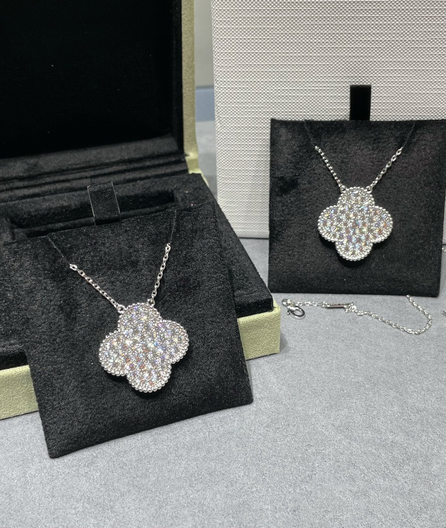 [Valéa jewellery]CLOVER 25MM LARGE PENDANT DIAMOND PAVED SILVER NECKLACE