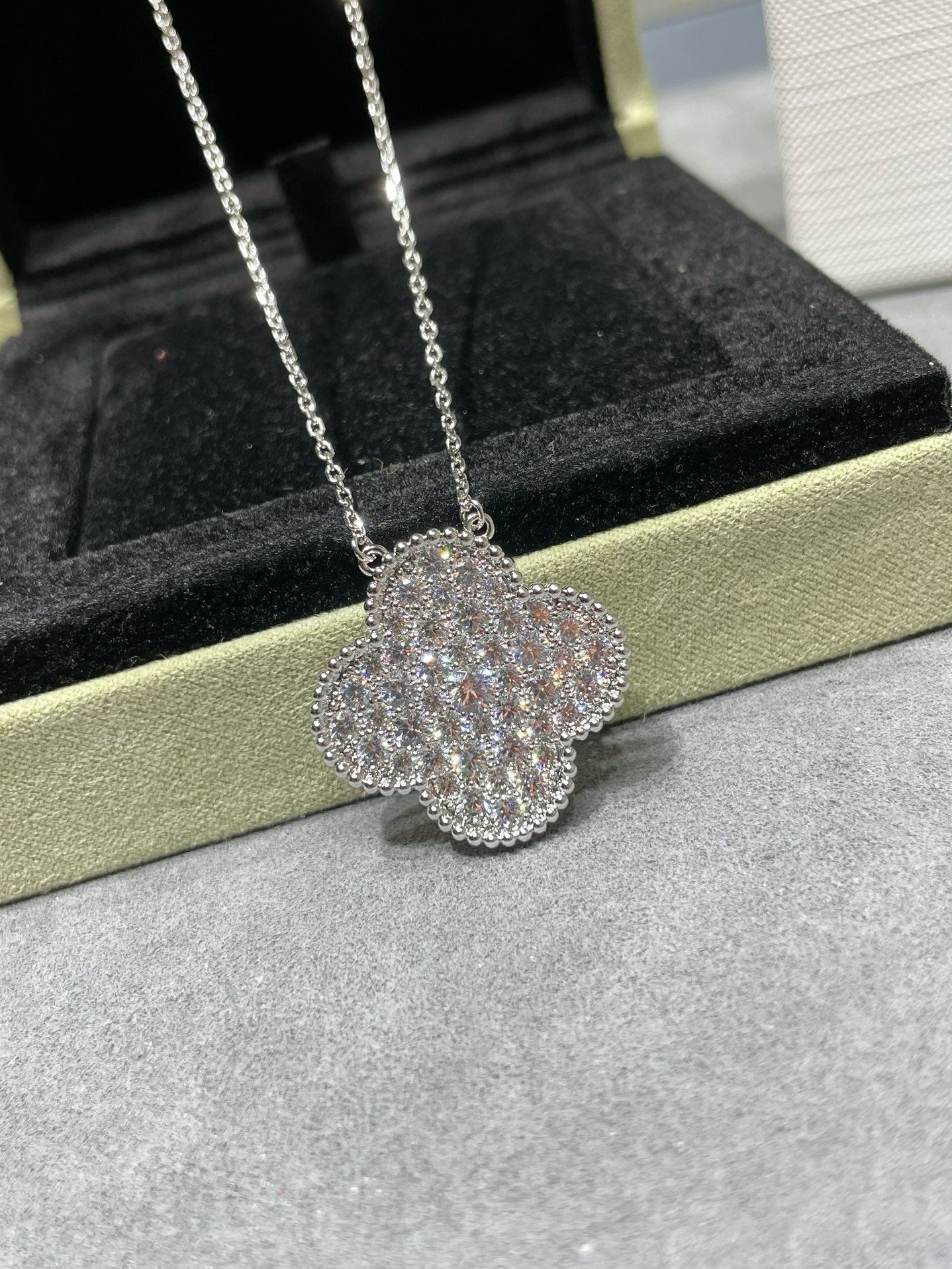 [Valéa jewellery]CLOVER 25MM LARGE PENDANT DIAMOND PAVED SILVER NECKLACE