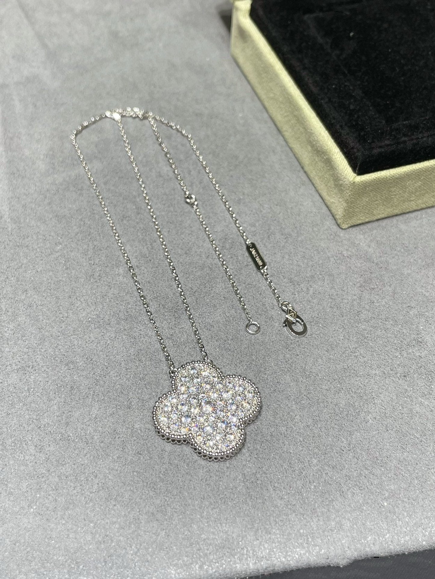 [Valéa jewellery]CLOVER 25MM LARGE PENDANT DIAMOND PAVED SILVER NECKLACE