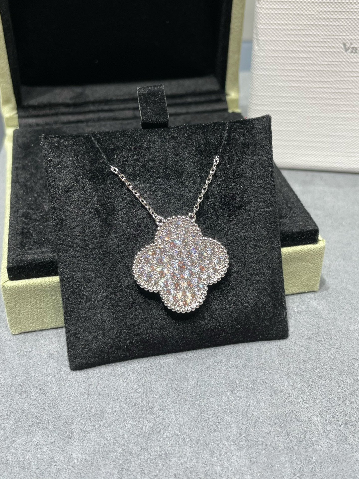 [Valéa jewellery]CLOVER 25MM LARGE PENDANT DIAMOND PAVED SILVER NECKLACE